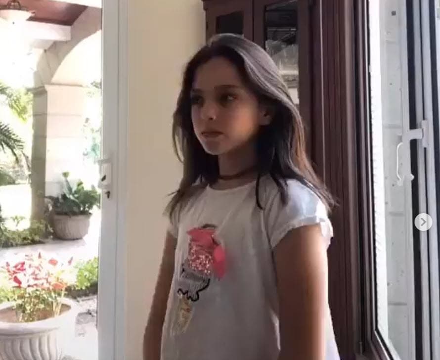 Pese a que la actriz prosiguió con la crianza de su hija tras el divorcio con el español, los tres llevan una buena relación. 
<br>