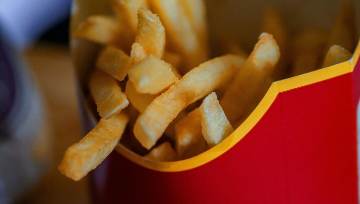 Una mujer demandó a McDonald's tras asegurar que sus papas fritas estaban tan calientes que le provocaron quemaduras en la boca.