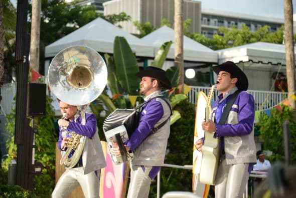 Juanes, Calibre 50 y Chino y Nacho