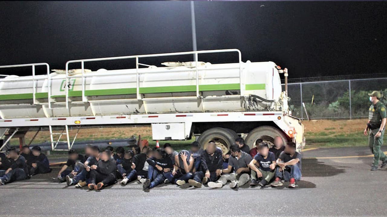 Les pidió que registrarán el camión cisterna.