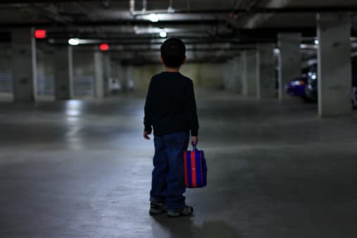 Enfatiza la importancia de caminar y no correr en estacionamientos. Explicale que correr podría ser inseguro porque los autos podrían no verlos.