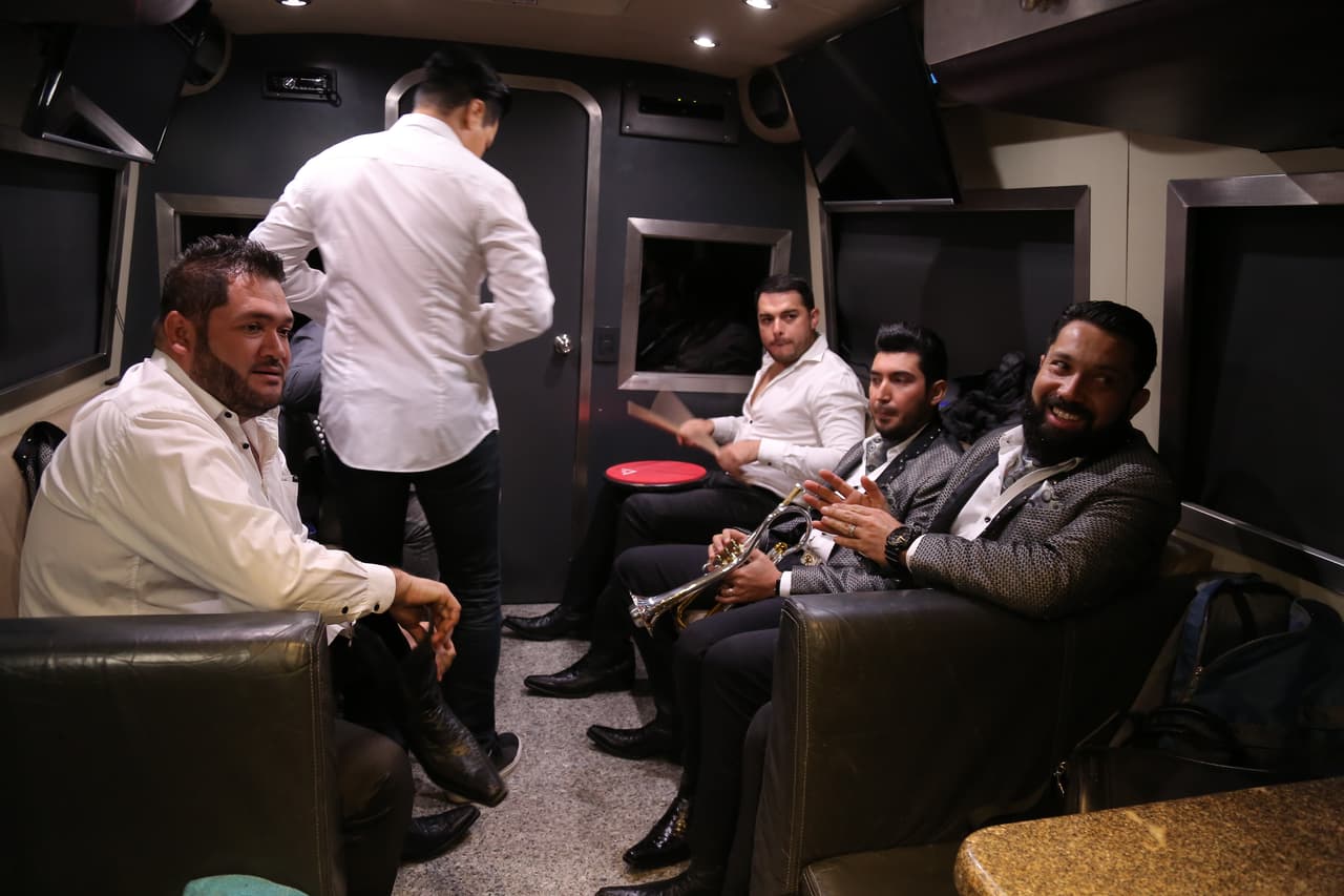Aunque tratan de estar relajados, los otros integrantes también practican sus instrumentos.