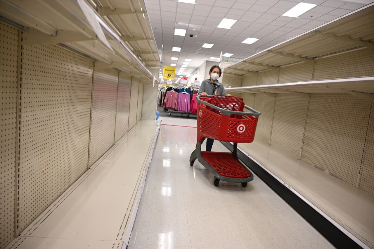 Una compradora camina por un pasillo de productos de papel desabastecido en Burbank, California, el 19 de noviembre, otra consecuencia del rebrote. El toque de queda en California estará vigente hasta el 21 de diciembre, pero se extenderá si las tasas de infecciones no disminuyen.