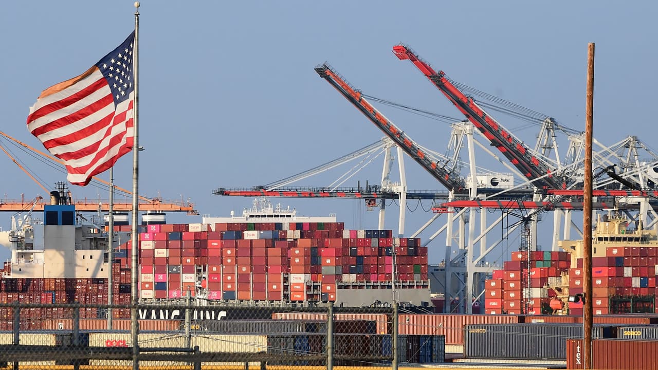 Demoras, exceso de trabajo y multas, los retos que enfrentan dueños de camiones de carga en puertos de Los Ángeles
