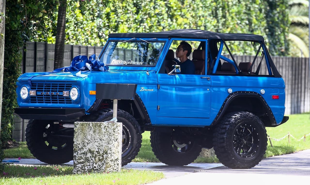 La Ford Bronco del 1974 fue entregada a tempranas horas del sábado, antes de que Jennifer López tuviera que salir para preparar y ofrecer el último concierto de su gira 'It's My Party', en Miami, Florida.