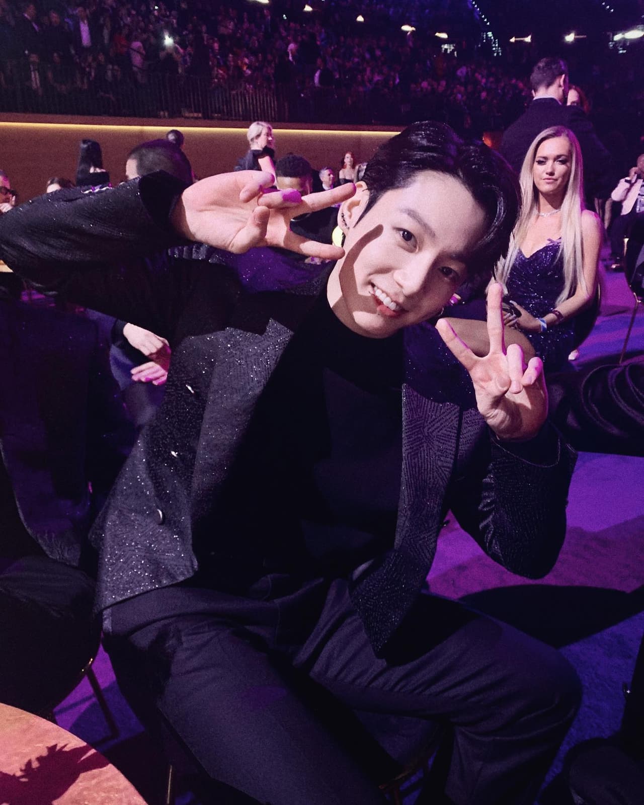 Jeon Jung-kook, más conocido como Jungkook es el menor y uno de los BTS que usa su nombre real, solo dejó de usar la primera parte, aunque el ARMY le dice de cariño Golden Maknae que significa “centro o pilares de la nación”.