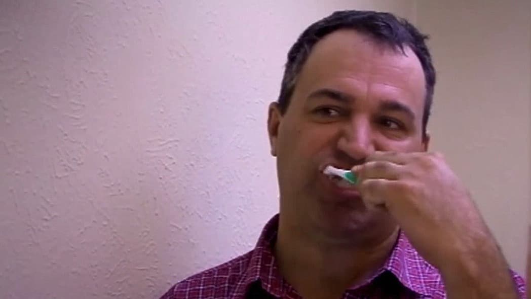 ¿Se debe enjuagarse o no la boca después de cepillarse los dientes?