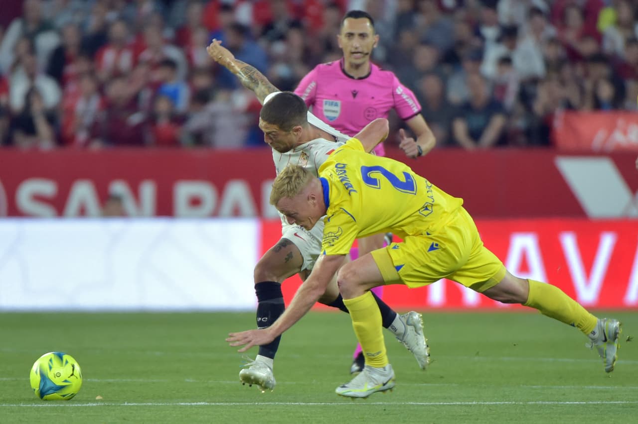 Con un golazo de tiro libre de Pérez, el Cádiz sacó un punto muy importante para eludir el descenso y dejó al Sevilla a expensas del Barcelona y el Betis en la lucha por el segundo lugar de LaLiga.