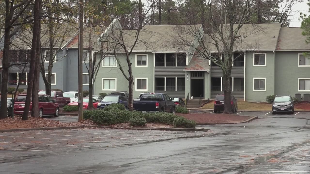 Buscan a "hispanos" que asaltaron y balearon a hombre en Dunwoody