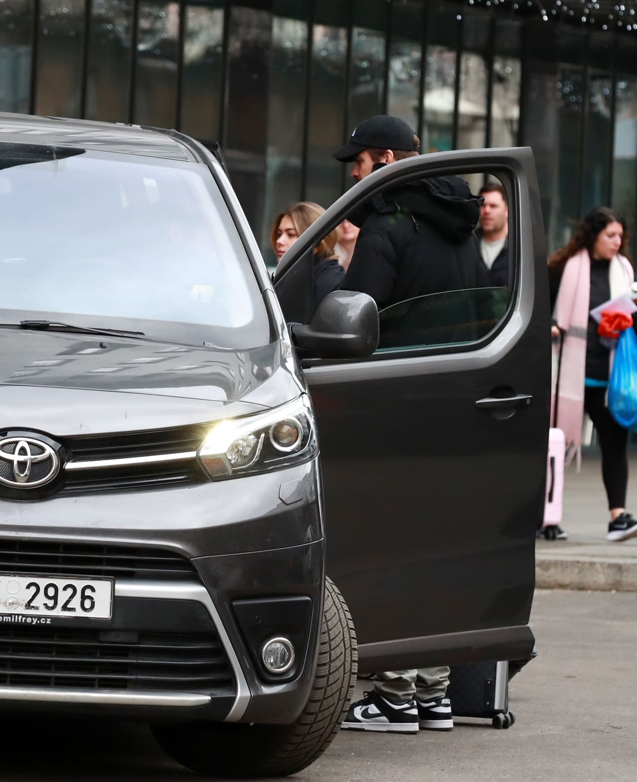 Mientras que Piqué lucía una chamarra gruesa y unos pantalones color beige, Clara utilizaba un abrigo negro, jeans y bufanda.
<br>