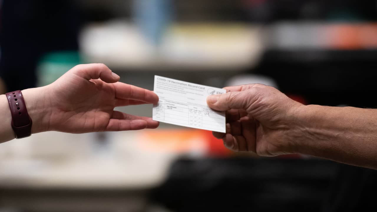 Dueños de negocios en Los Ángeles están preocupados por tener que solicitar prueba de vacunación a sus clientes