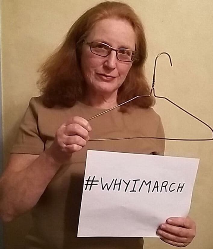 Francine Dick exhibe en Toronto un gancho de ropa, como recordatorio de los riesgos mortales a los que se exponían las mujeres en Estados Unidos antes de que el aborto se hiciera legal en 1973: “Vida, libertad y la búsqueda de la felicidad son los rasgos distintivos de la democracia. Es un derecho de la mujer el poder controlar su cuerpo”.