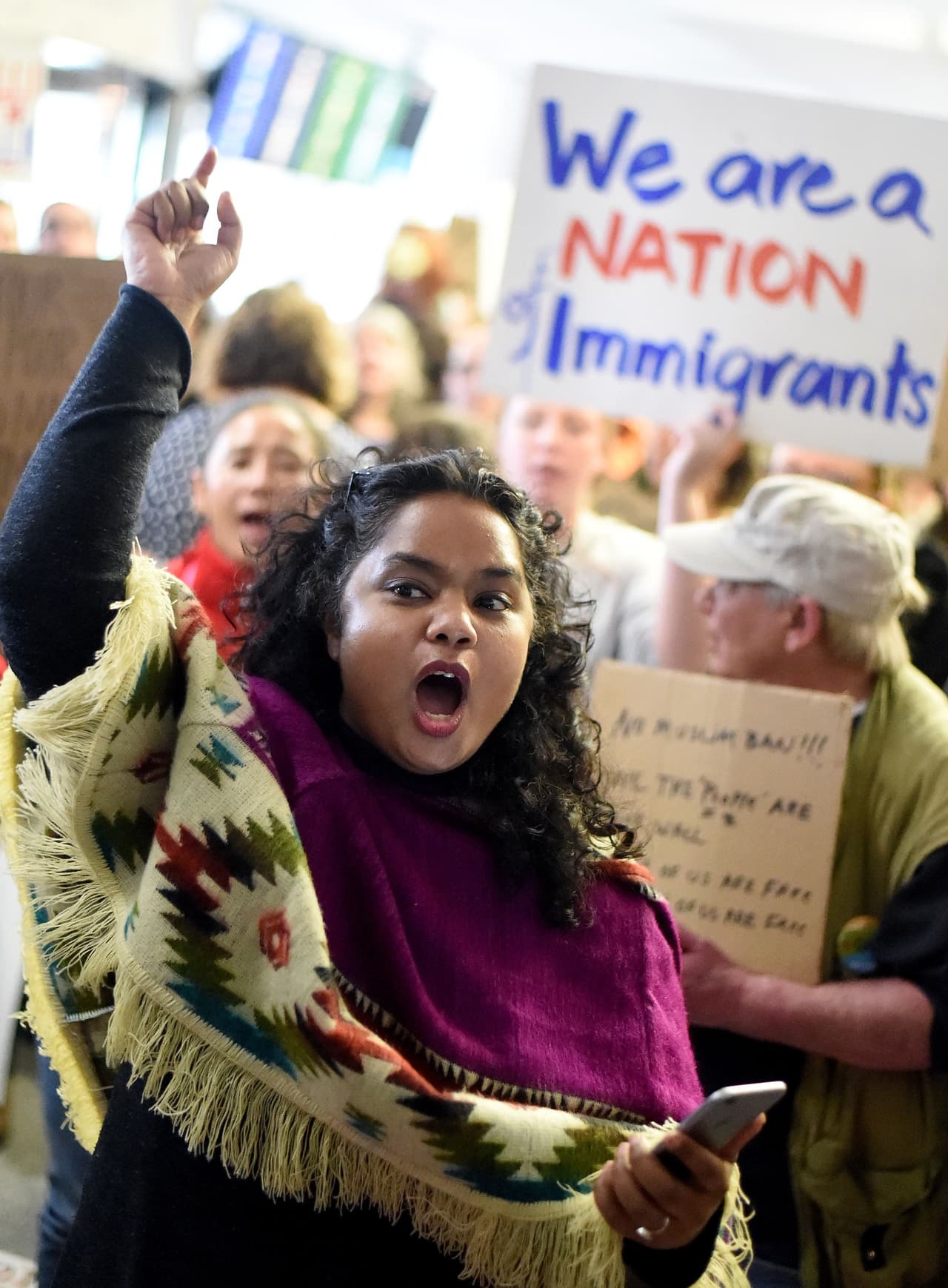 Manifestantes se reunieron en el aeropuerto internacional de San Francisco para protestar contra la orden ejecutiva firmada por el presidente Donald Trump que prohíbe la entrada de inmigrantes de siete países con mayoría musulmana a Estados Unidos durante los siguientes 90 días.