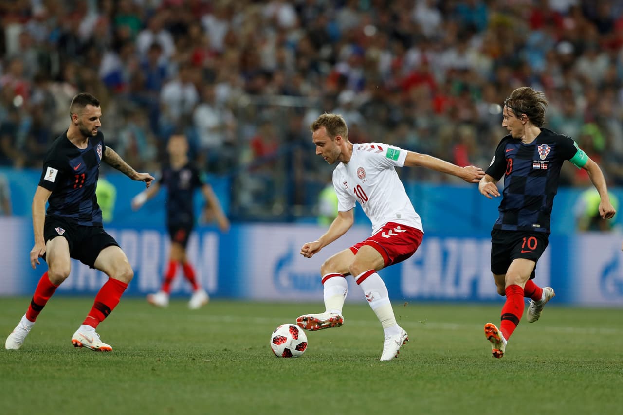 Muchas de las veces que el jugador danés tenía el esférico adherido a los botines, le llegaba la marca al dos por uno, a sabiendas de su capacidad y talento.