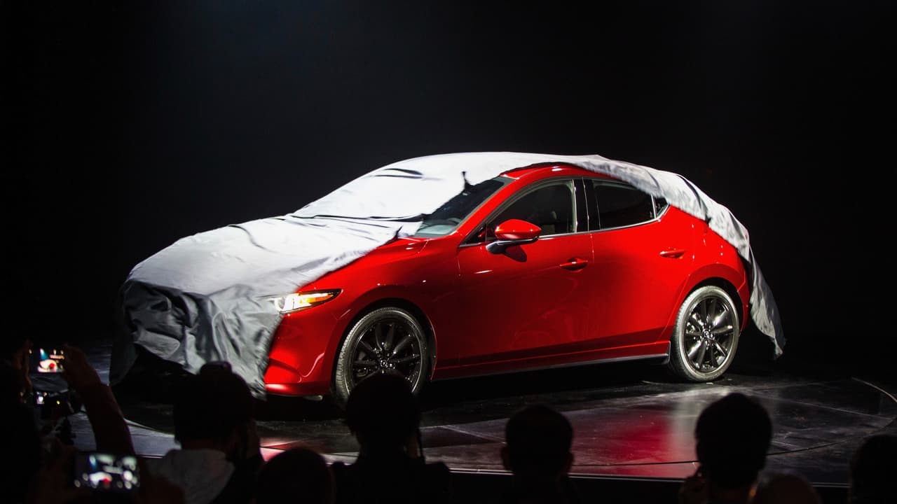 <h3 class="cms-h3-H3">Mazda3</h3>
<br>No es con frecuencia que la presentación de una línea de carros compactos logra el impacto que el Mazda3 tuvo en el Auto Show de Los Angeles. A través de sus múltiples generaciones e incluso cuando se llamaba Mazda 323 y Mazda Protegé el Mazda compacto siempre se ha destacado por algo especial. Esta nueva generación sin embargo, se destaca por todo. Comenzando por su diseño 
<b>devastadoramente hermoso</b>, que lo hace parecer un auto europeo de alto nivel más que un simple compacto económico japonés.