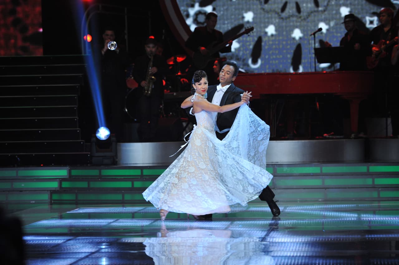 El cantante Jon Secada también se aventuró a cambiar el micrófono por los zapatos de baile. En una de las galas sufrió una fuerte lesión en la rodilla que lo obligó a renunciar a la competencia por razones médicas.