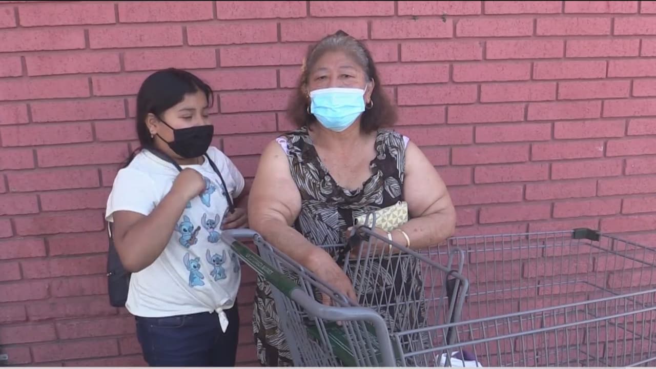 "Se escucha de todo incluso que se convertirán en hombre lobo" : Comunidades latinas de escasos recursos  aún no  se vacunan masivamente.