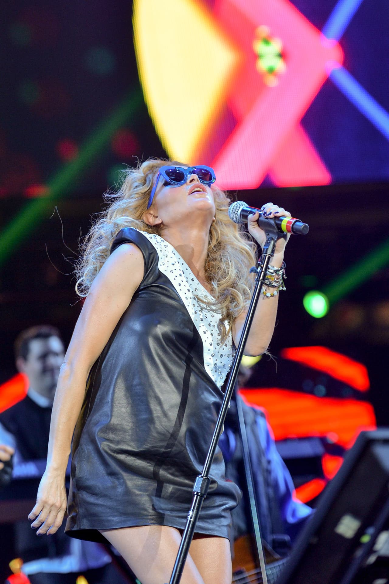 Y aunque lo confirmó a una publicación, por esos días salió al escenario a cantar y mostró lo crecidita que ahora está su pancita.