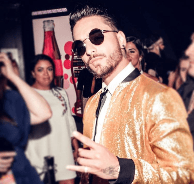 Aquí utiliza unas tipo John Lenon.