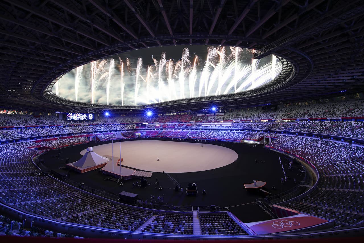 Una fiesta de luces iluminó el estadio Olímpico de Tokyo anunciando a la ciudad y al mundo que todo estaba listo.