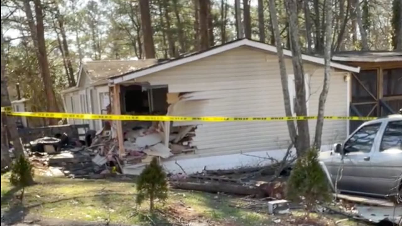 Conductor de 36 años muere tras impactarse con una casa en Buford