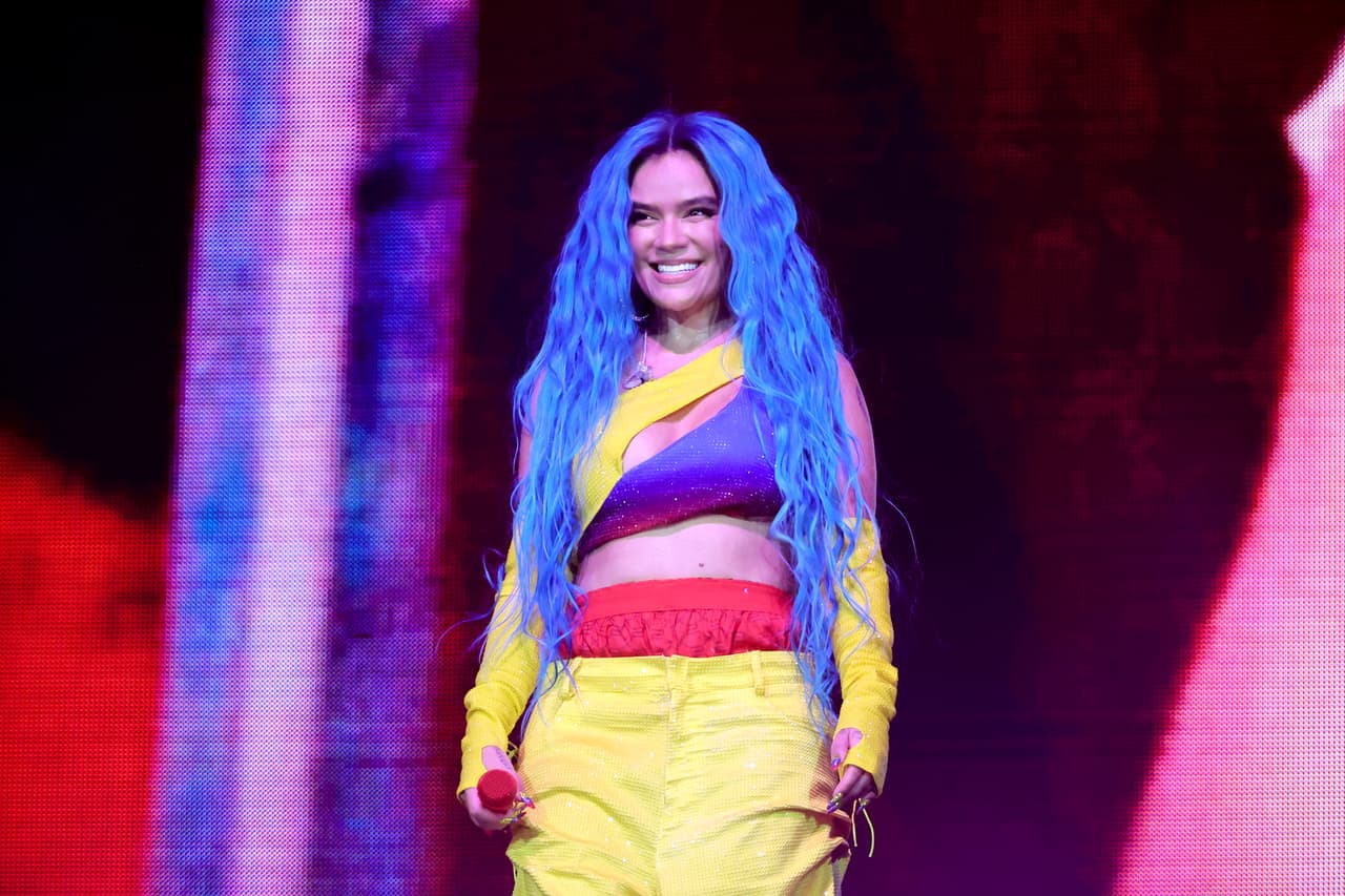 En medio de la presentación, Karol G interpretó canciones de una de sus artistas favoritas, como Selena Quintanilla, además, vistiendo los colores de la bandera de su país natal, Colombia, la cantante recordó los éxitos musicales de artistas latinoamericanos como Celia Cruz, Ricky Martín, Shakira, J Balvin entre otros.