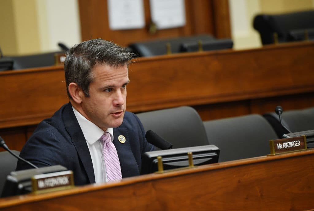 El 
<b>representante republicano Adam Kinzinger, de Illinois</b>, quien ha sido crítico de Trump en otras ocasiones, se sumó a esta lista la noche del martes alegando que la nación estaba en "aguas desconocidas". "No tengo ninguna duda de que el presidente de Estados Unidos rompió su juramento e incitó a esta insurrección", 
<a href="https://kinzinger.house.gov/news/documentsingle.aspx?DocumentID=402583" target="_blank">dijo en un comunicado</a>, en el que cuestionó que si dichas acciones del presidente "no son dignas de un 'impeachment', entonces ¿qué es un 
<i>impeachment</i>?".