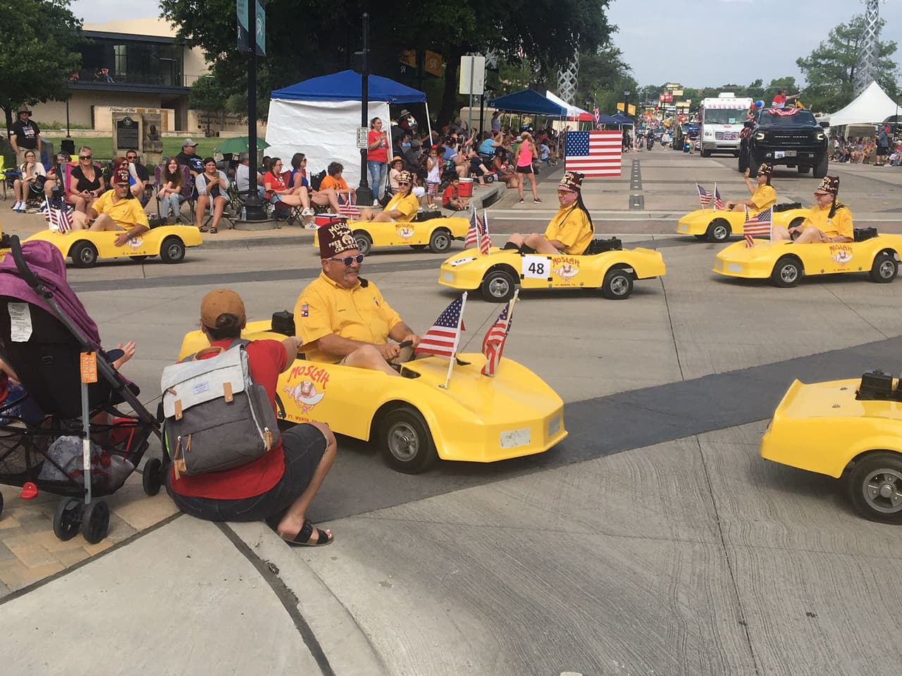 Espectadores salieron a las calles en del centro de la ciudad para disfrutar del espectáculo.
<br>