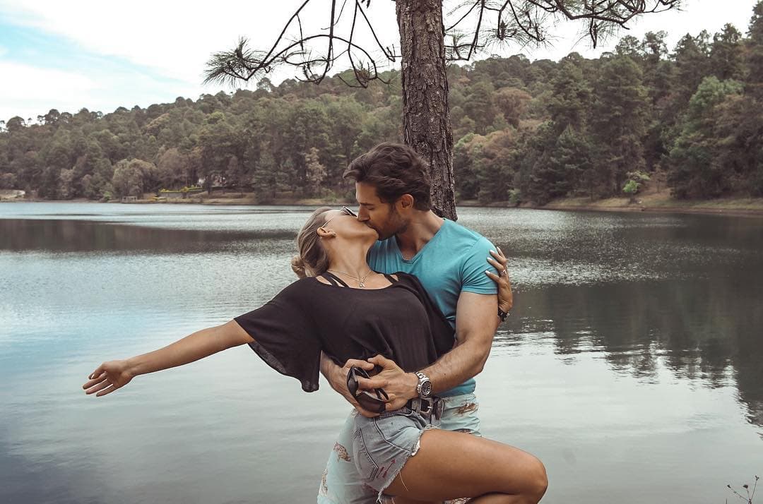 Y aseguró que hubo honestidad entre ellos y con el resto de la opinión pública, incluyendo a sus exparejas: "No hay
<b><a href="https://www.univision.com/famosos/como-no-celar-todo-esto-angelique-boyer-acepta-ser-celosa-con-sebastian-rulli-y-se-justifica-fotos" target="_blank">ninguna situación de remordimiento</a></b> entre los dos".
<br>