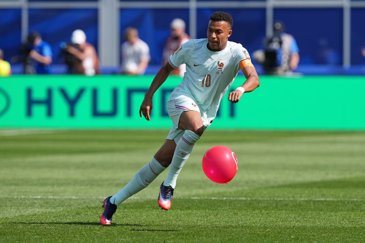 Kylian Mbappé busca el balón durante el juego.