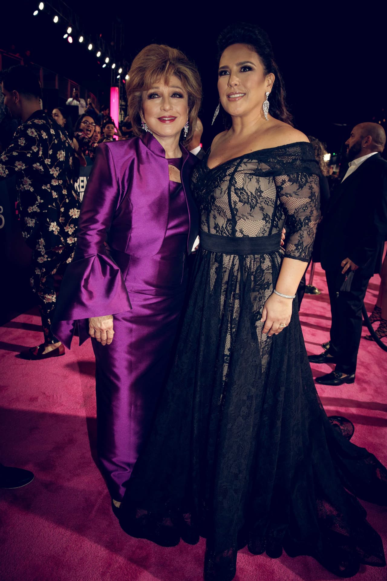 Angélica María y Angélica Vale en trajes de Alexis Godoy y David Salomón.