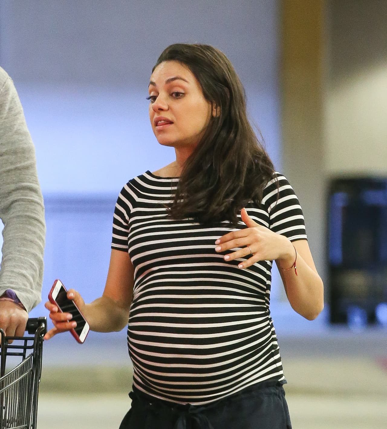 Estaba muy entretenida contando un chisme a Ashton.