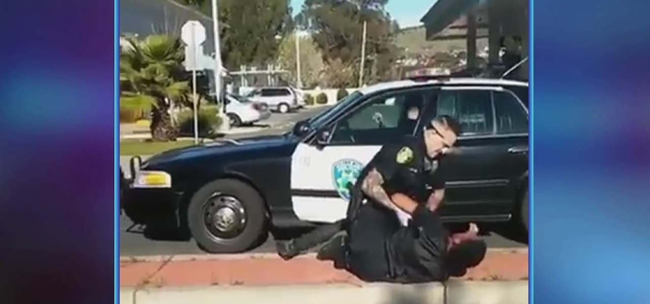 Investigan el arresto de un sospechoso al norte de California luego de que un video mostrara al agente golpeando al sospechoso en el piso