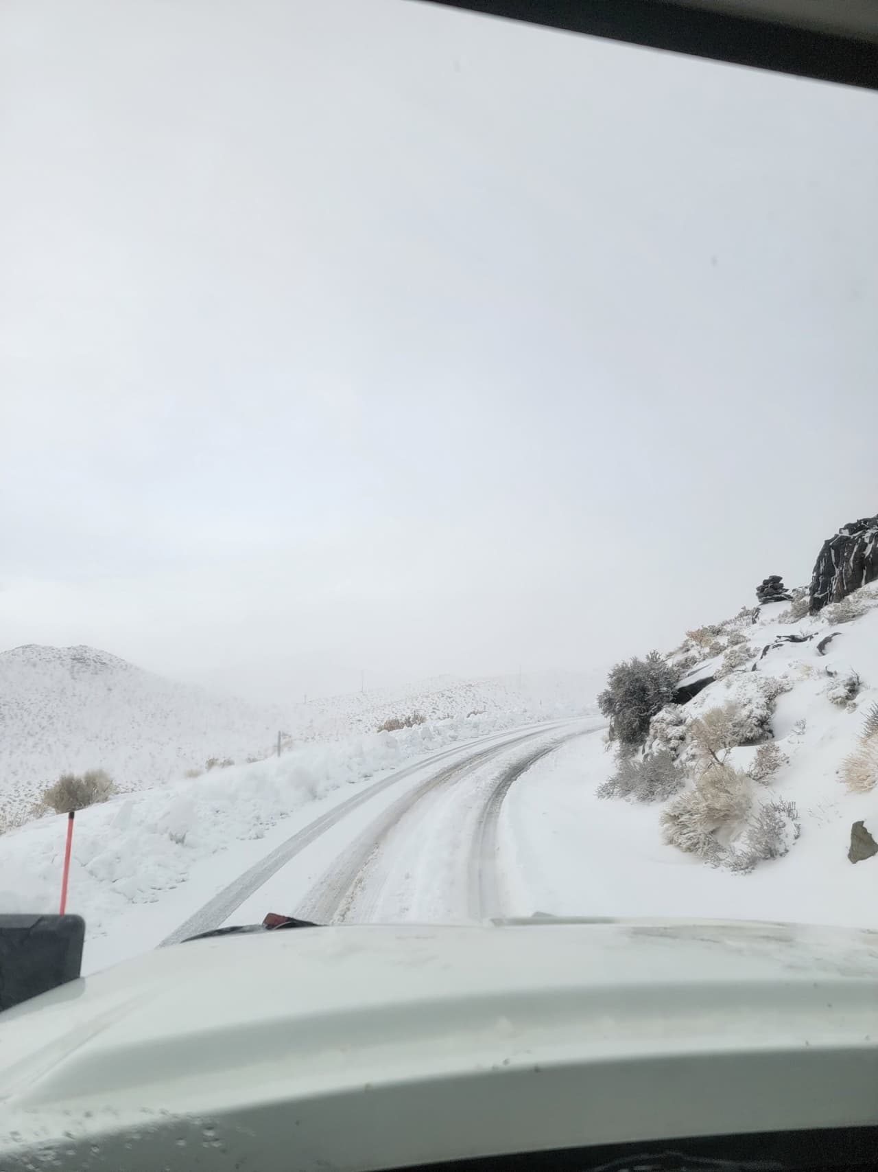 Además, la visibilidad era baja y las condiciones para conducir peligrosas.