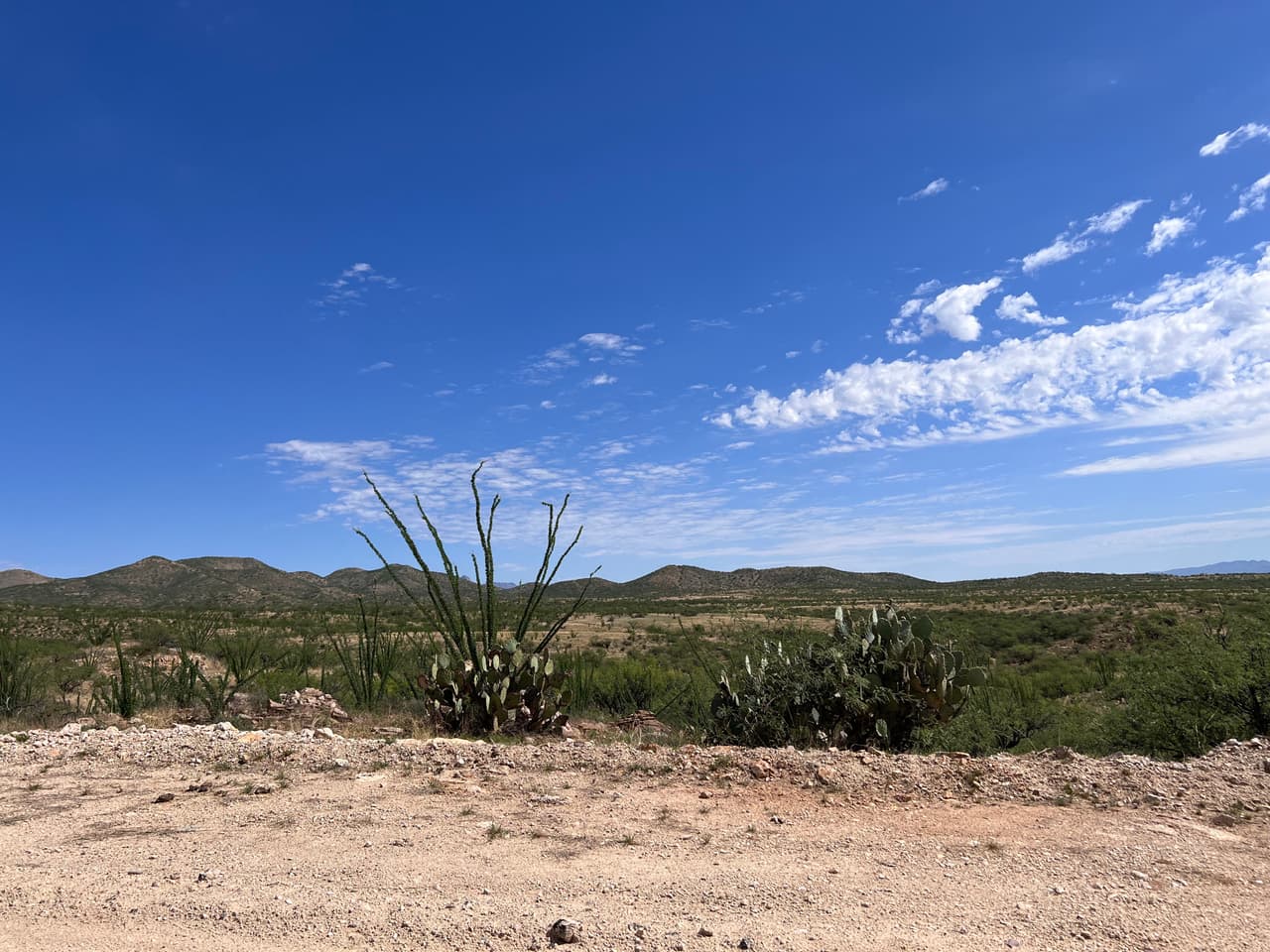 Panorama de la frontera de Sasabe, los traficantes obligan a los migrantes a caminar por las montañas para evadir los controles migratorios.