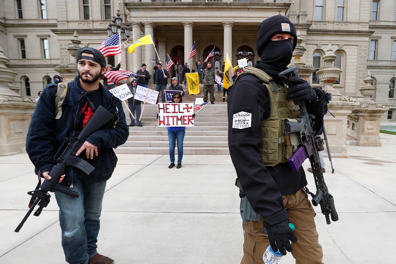 Manifestantes armados frente al edificio del Capitolio estatal de Michigan en Lansing, el 15 de abril, durante una marcha en contra de las medidas estatales de mitigación del coronavirus.
<br>