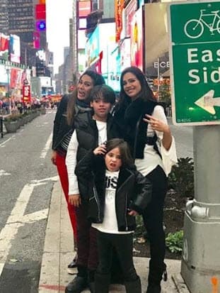 Ante esta situación, la gente suele atacar a madre e hijo: "La mayoría de la gente es intolerante, es agresiva. A mi hijo le han pegado, lo han regañado y a mí me han dicho hasta de lo que me voy a morir porque como él físicamente se ve normal y hace cosas de niño chiquito es impulsivo y no me hace caso. Me ofende la gente verbalmente entonces yo voy por la vida defendiéndome y defendiéndolo, y lo voy a seguir haciendo".