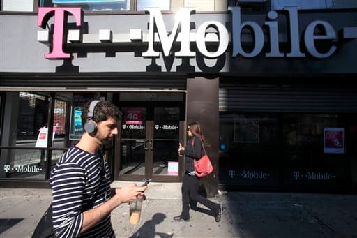Una de la cadena de tiendas que más presencia redujo en esta ciudad es Metro by T-Mobile: cerró 173 tiendas. Cuando comenzó la pandemia, tenía 468 tiendas, pero termina el 2022 con 295. Esto ha afectado a decenas de familias hispanas, pues la empresa Zippia, que se especializa en noticias de trabajo, indica que 
<b>el 19 % de los empleados de T-Mobile son hispanos.</b>