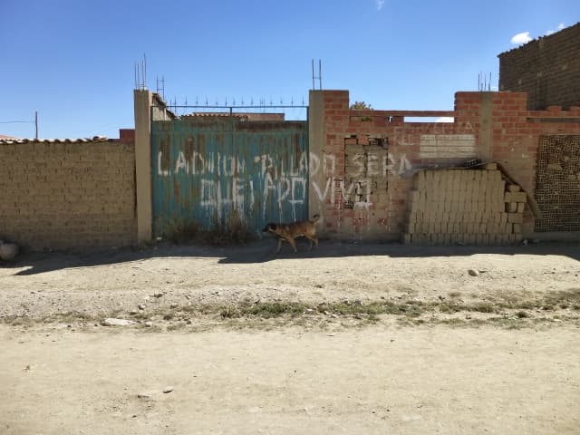 En El Alto, Bolivia, acostumbran dejar mensajes de advertencia en las paredes a los posibles criminales.