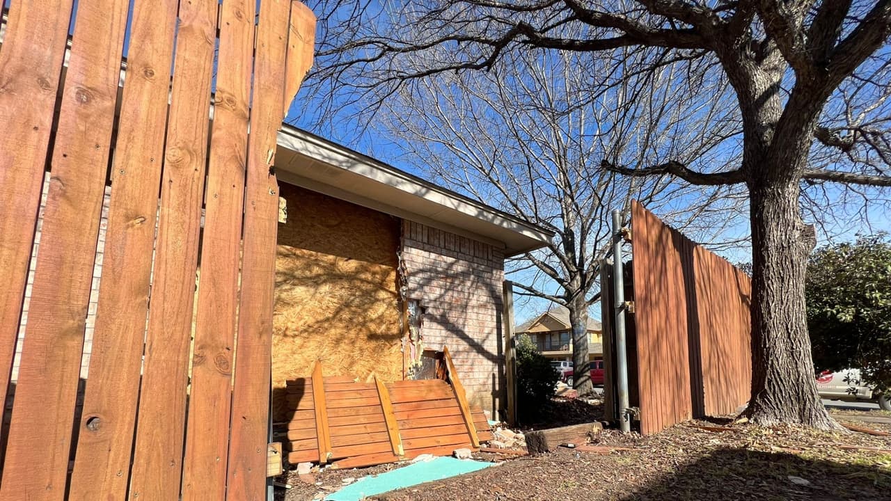 El conductor derribó la cerca y por aquí entró hasta la habitación.