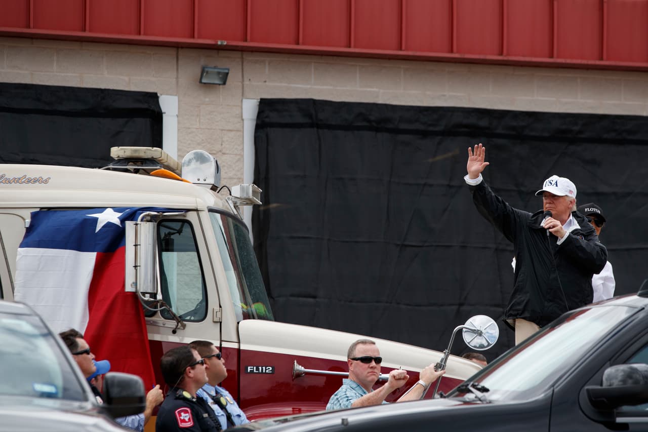 El presidente Donald Trump saluda a habitantes de Corpus Christi en Texas a donde fue para inspeccionar los daños dejados por el huracán Harvey, el 29 de agosto del 2017. (AP Photo/Evan Vucci)