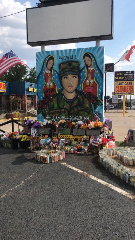 La soldado de 20 años 
<a href="https://www.univision.com/local/houston-kxln/a-un-mes-de-la-desaparicion-donde-esta-la-soldada-hispana-vanessa-guillen"><b>desapareció el 22 de abril</b></a>. Según se desprende de la investigación del FBI, la joven militar fue asesinada presuntamente por el soldado 
<a href="https://nam04.safelinks.protection.outlook.com/?url=https%3A%2F%2Fwww.military.com%2Fdaily-news%2F2020%2F07%2F06%2Fwe-all-feel-her-loss-fort-hood-commander-confirms-vanessa-guillens-death.html&data=02%7C01%7Cjmaciasnoriega%40univision.net%7C9ac826ca9c9344892aec08d82dc631e1%7C91ff98f7aa664cf39617b5c4f409c51d%7C0%7C0%7C637309676579765326&sdata=bCWhbE1fezOBoJs0t0tiuIqqc0UTLDeIlr1LnONHXz0%3D&reserved=0"><b>Aaron Robinson</b></a>. Robinson, que era compañero de Guillén, 
<a href="https://www.univision.com/local/austin-kakw/vanessa-guillen-sospechoso-se-suicida-y-mantienen-a-mujer-en-custodia-video"><b>se suicidó</b></a> cuando las autoridades se le acercaron para interceptarlo. Desde la desaparición de Guillén, su familia denunció que las autoridades dentro de la base militar no hicieron suficiente para proteger a la soldado.