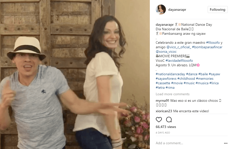 En el post de Dayanara se puede leer: "National Dance Day / Día Internacional del Baile. Celebrando a este gran maestro #filosofo y amigo @vico_c_oficial #bombaparaafincar @sonia_vicoc MOVIE PREMIER VicoC #lavidadelfilosofo".