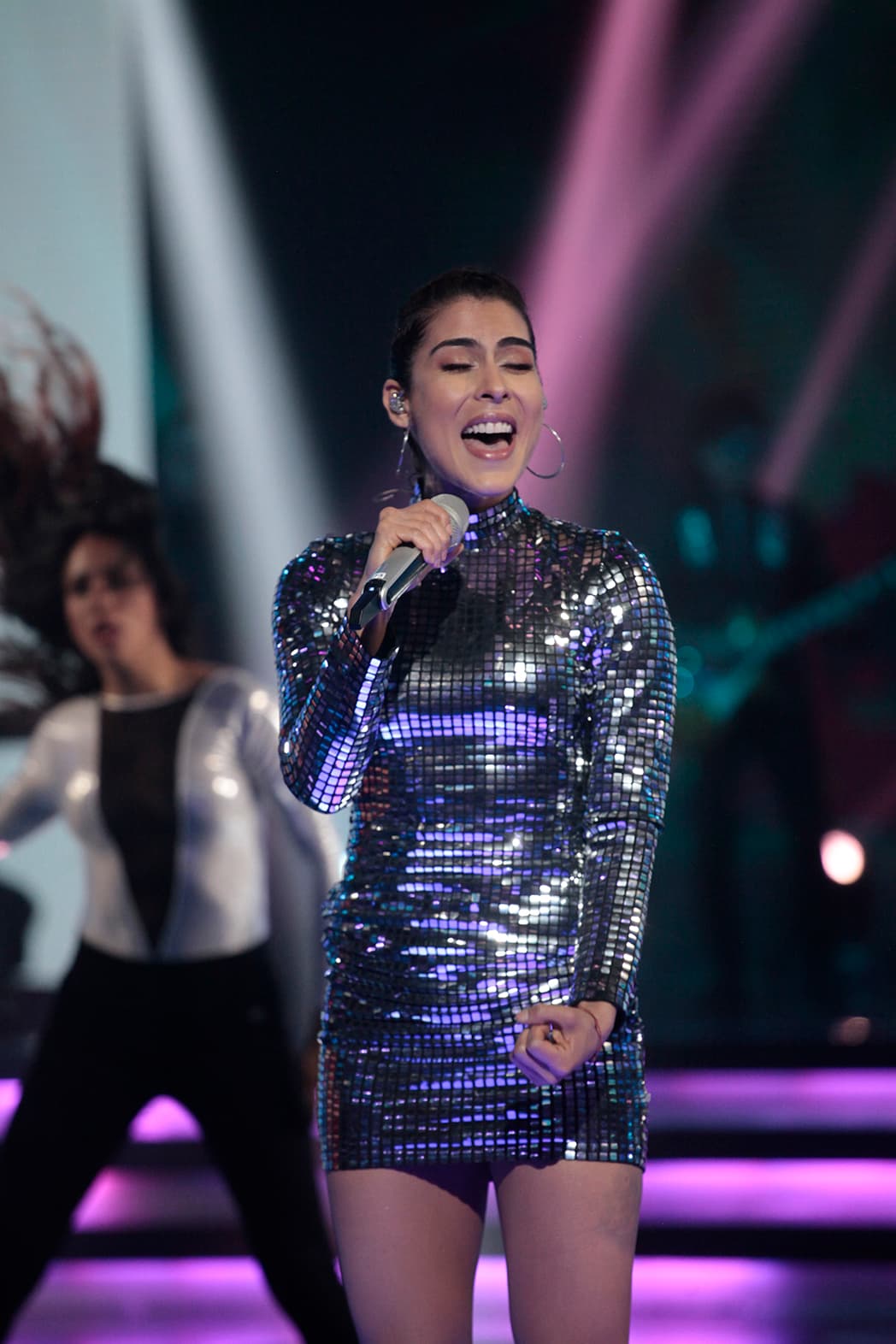 Los espejos absorbían la luz que inundó el escenario durante la presentación en televisión del tema 'Inquebrantable'.