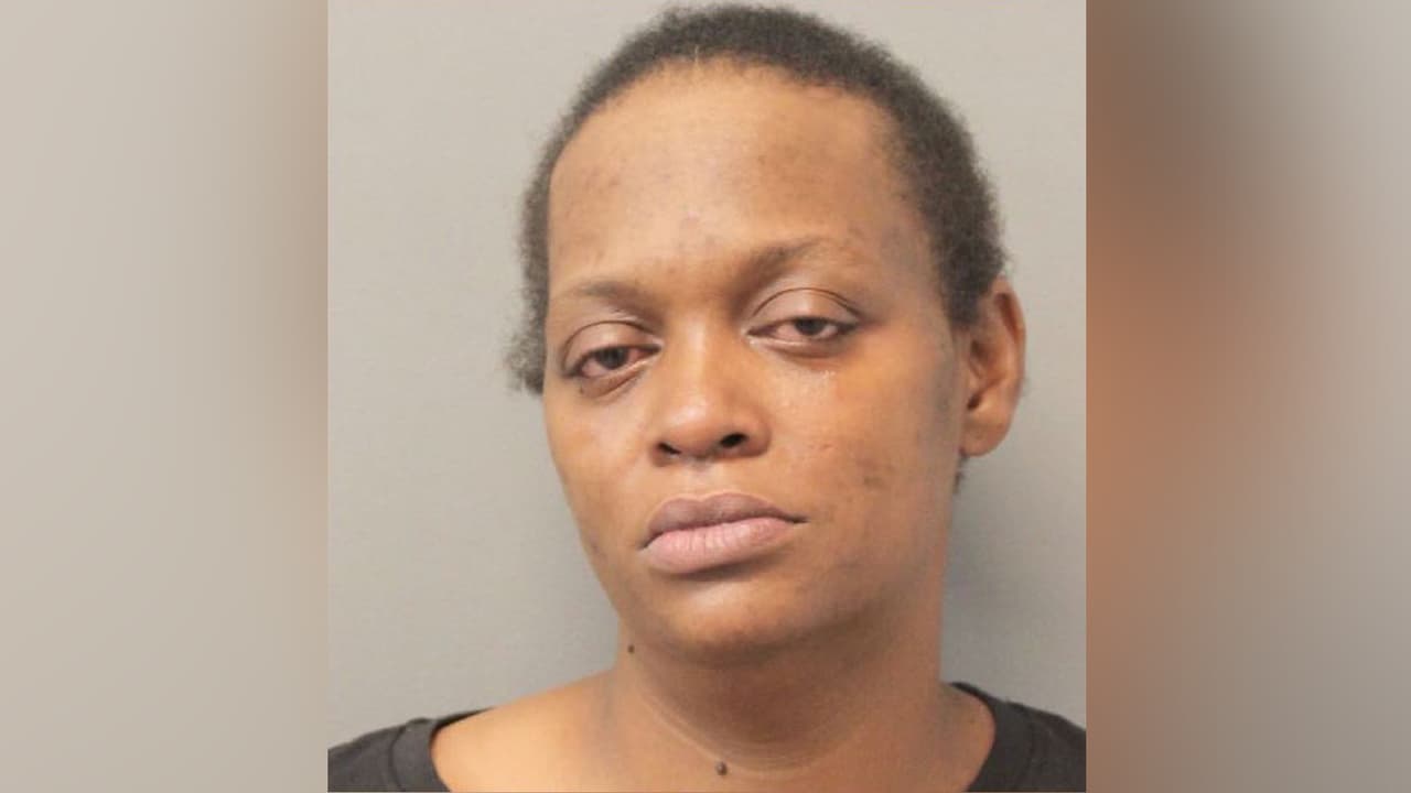 Takesha Lewis - Enfrenta cargos por conducir con un menor en el automóvil, agredir a un empleado de la cárcer y posesión de un arma de fuego