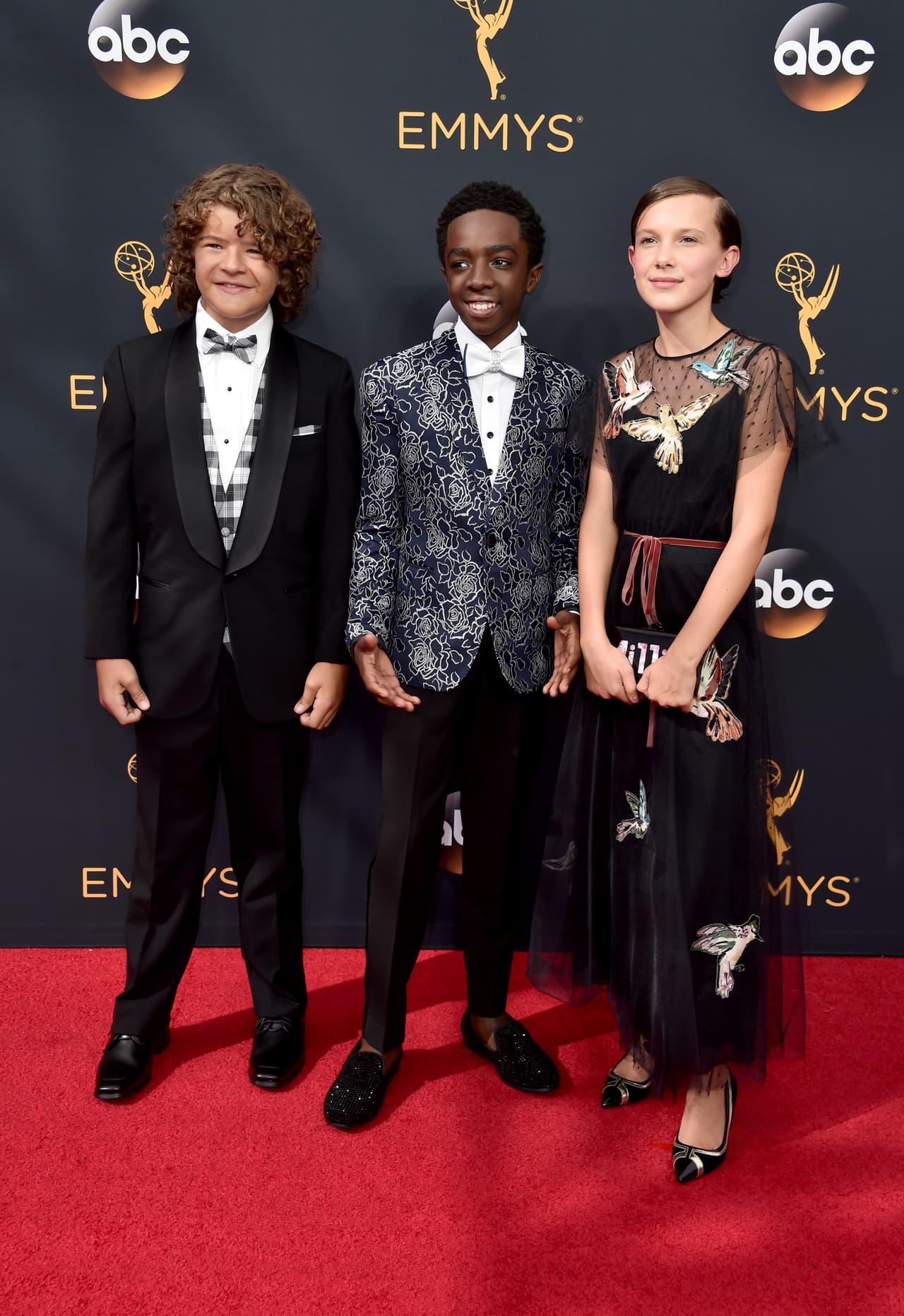 El joven elenco de la serie de Netflix, 'Stranger Things', sacudió la alfombra roja de los Emmy con su estilo. Gatten Matarazzo, y Caleb MacLaughlin lucieron unos smokings que amenazaron con dejar a los demás actores por fuera de la lista de los mejor vestidos. Por su parte, Millie Boby Brown, la jovencita que se ha ganado todos los aplausos por su actuación en el papel de Eleven, se ganó su entrada triunfal a la lista de las fashionistas con su vestido elegante, romántico y muy de tendencia de Valentino Red.
