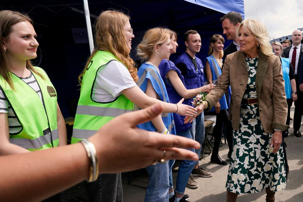 Jill Biden también quiso inspeccionar las operaciones y saludar a todas las personas vinculadas en labores humanitarias en la frontera, como el personal de Naciones Unidas y otras organizaciones que ayudan a los ucranianos a buscar un refugio seguro y escapar de la guerra.