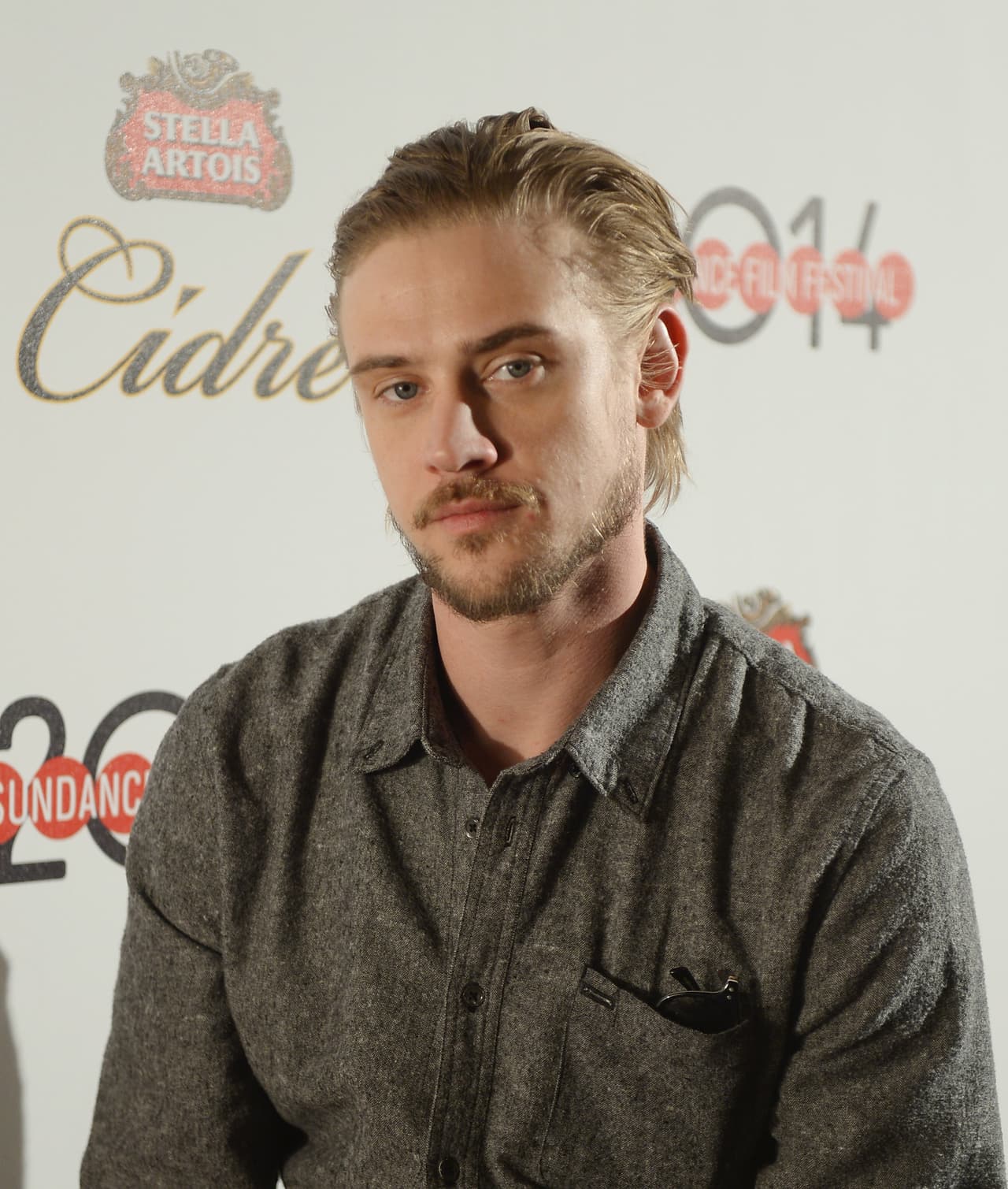 Robert Boyd Holbrook es un actor y modelo estadounidense que vemos en la serie "Narcos" por Univision.