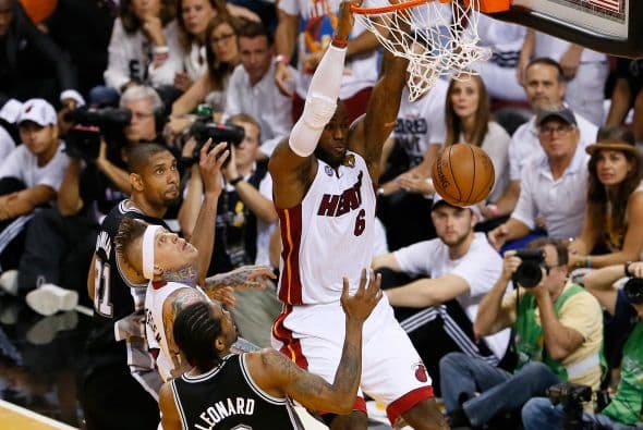 Habrá séptimo juego entre los Spurs y los Heat (30 fotos) ¡Locura total! Un juego electrizante, inolvidable, donde ambos equipos dieron una demostración inolvidable en el American Airlines Arena, manteniendo en vilo a los fanáticos en San Antonio y en Miami, primero durante los 48 minutos regulares y después en los 5 minutos de OT. .Tim Duncan, con una clásica demostración durante todo el partido, anotó más tantos en la primera mitad que la combinación de los 3 de Miami, Wade-James-Bosh 25/21, facilitando que los Spurs dominaran al Heat hasta comenzar el cuarto período, cuando Miami llevo a cabo un cambio de jugadores. Cuando solo faltaban 5 segundos para coronarse campeones los San Antonio Spurs, el incomparable Ray Allen empató el partido con un tiro de 3 puntos, forzando el OT. Con 1:43 en el reloj, LeBron James (triple/doble, 32 puntos, 11 asistencias y 10 rebotes) encaramó al Heat 101-100, y al concluir el OT, de nuevo Allen realizó una formidable jugada defensiva, dando dos puntos más al Heat, que terminó, a pesar de los umpires y para desconcierto de los comentaristas que daban el cetro a San Antonio, 103-101 sobre los Spurs. .