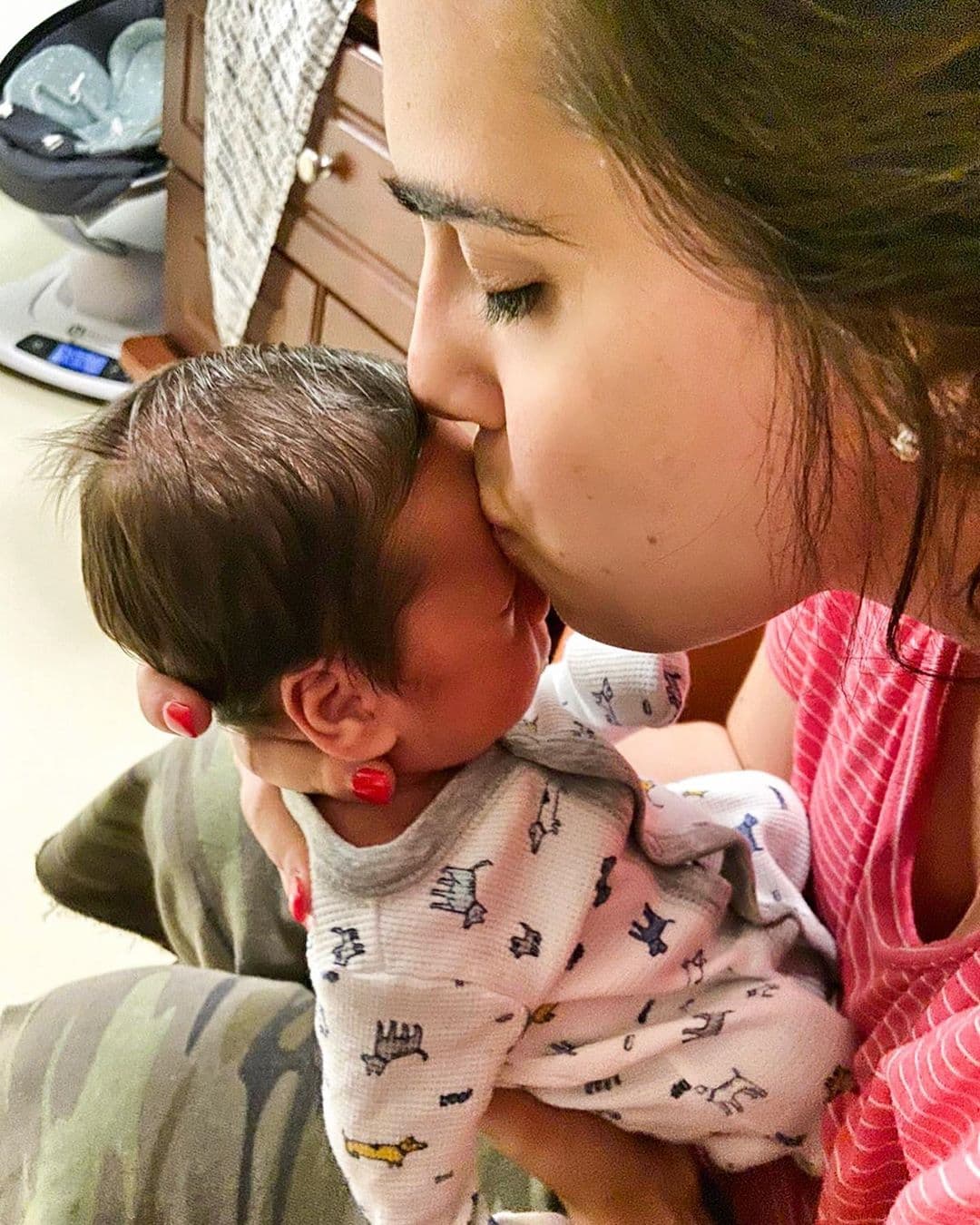 Andrea Chediak se convirtió en mamá hace poco más de un mes, desde entonces llena de amor a su hijo Diego Alejandro.